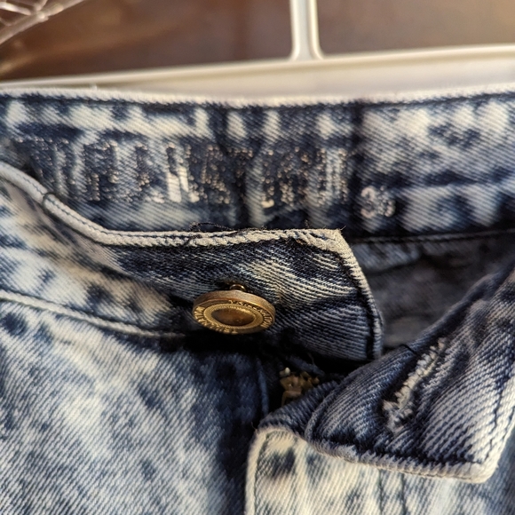 Thrill Nation distressed Jean shorts - Picture 3 of 7